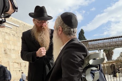 שליח הרבי ורב מרכז ירושלים הרב יוסף יצחק סלונים בשיחת רעים לבבית ובחיבוק חסידי עם הרב לירז זעירא, שהגיע לכותל המערבי לראשונה מאז פציעתו הקשה בסוריה