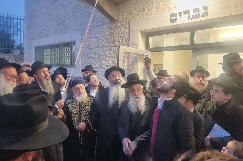 טקס הסרת לוט בחנוכת בית כנסת 'בית מנחם' ברחוב זוועהיל בביתר, לע