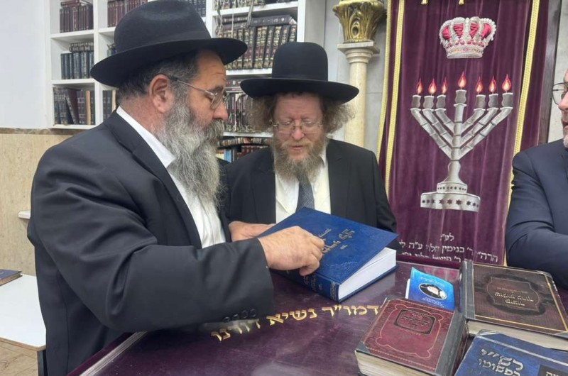 הרב שלום בער סורוצקין שליט''א, בשיחה עם מנהל כולל 'בית מנחם' הרב משה הורוביץ. הוא קיבל בנועם רב את הספר 'אמרי לב' - שיעוריו של הגה''ח הרב יהודה לייב שפירא שליט''א, ראש ישיבת ליובאוויטש במיאמי 