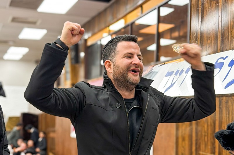 הקומיקאי הישראלי גיא הוכמן השוהה בניו יורק הגיע הלילה לביקור ב-770. צילום: שמואל בצלאל דהן