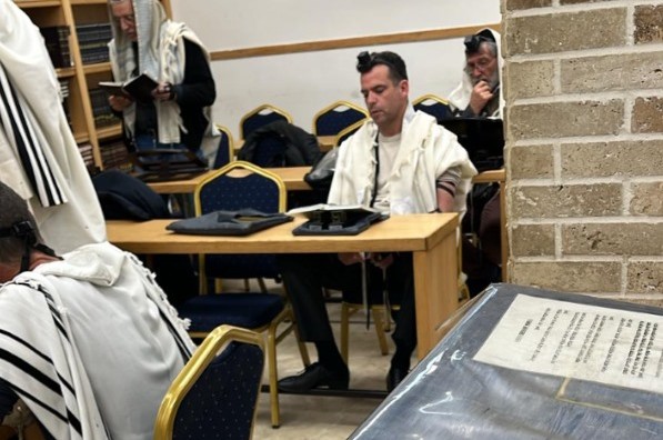 מר אבי סלמה ראש העיר הנבחר החדש של נתניה מתפלל תפילת שחרית הבוקר בבית חב