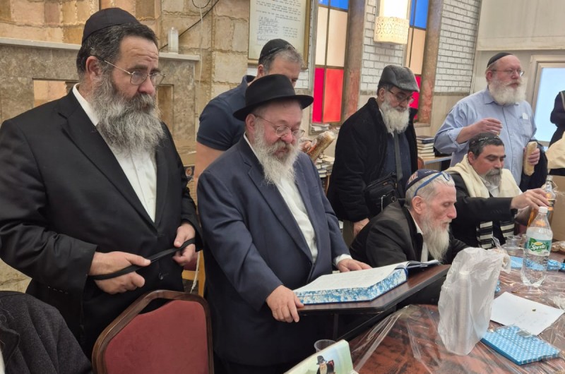 הרב נתן נטע ציבין עורך סיום מסכת מגילה בבית  הכנסת 'בית מנחם' בכפר חב