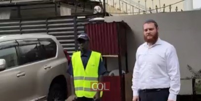 קפלר מתקבל על ידי שליח חב