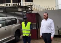 קפלר מתקבל על ידי שליח חב