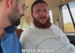 החל פסטורלי אך איבד שליטה: דודי קפלר נהיה מיליונר לרגע וחילק כסף למקומיים בשוק. עד שהחל כאוס והמשטרה הגיעה... לדודי שלום, למשקפיים קצת פחות. צפו: