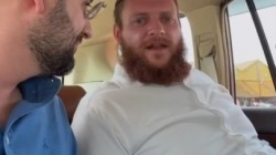 החל פסטורלי אך איבד שליטה: דודי קפלר נהיה מיליונר לרגע וחילק כסף למקומיים בשוק. עד שהחל כאוס והמשטרה הגיעה... לדודי שלום, למשקפיים קצת פחות. צפו: