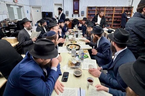 חברי בית הכנסת 'אונזר שול' בשכונת קראון הייטס התכנסו יחד ללימוד מאמר חסידות עם הרב מרדכי דינרמן, במהלך הביקור הקבוצתי שלהם באוהל של הרבי ביום חמישי בערב