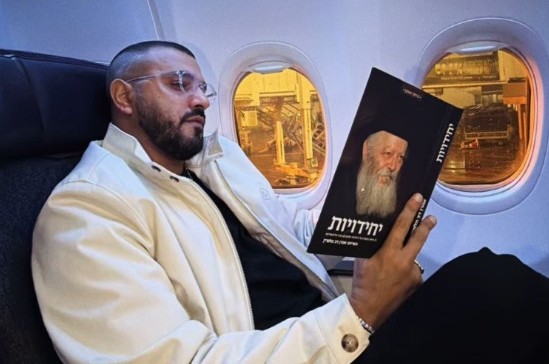 הזמר הישראלי איתי לוי פרסם הלילה לאלפי עוקביו ברשתות החברתיות תיעוד אישי שבו נראה יושב במטוס, שקוע בקריאת ספר 