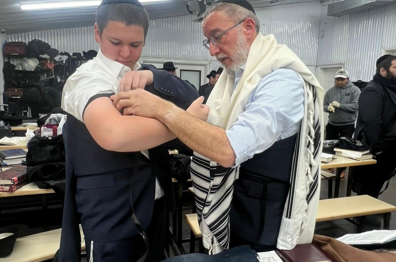 מזל טוב: בטענט הסמוך ל'אוהל' הקדוש של הרבי בניו-יורק, נערך מעמד הנחת תפילין לתמים חיים אריה בארנס, בנם של ר' אברהם ונחמה בארנס מכפר חב