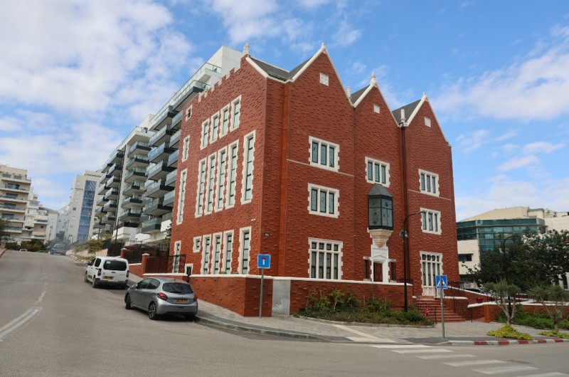 ארונות קודש מכסף וזהב: 770 המפואר בראשון לציון | תיעוד