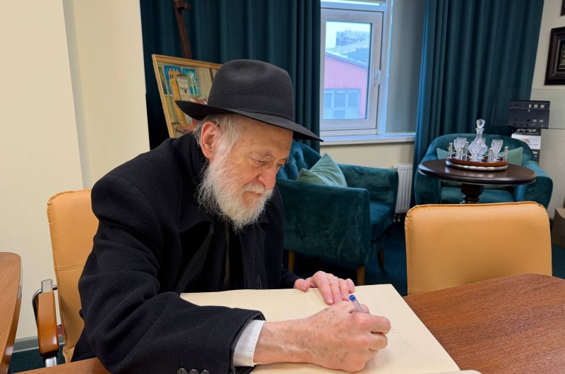 לאחר שהתוועד עם הקהילה במוסקבה לרגל יו