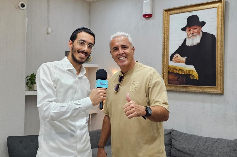 הזמר קובי פרץ: 