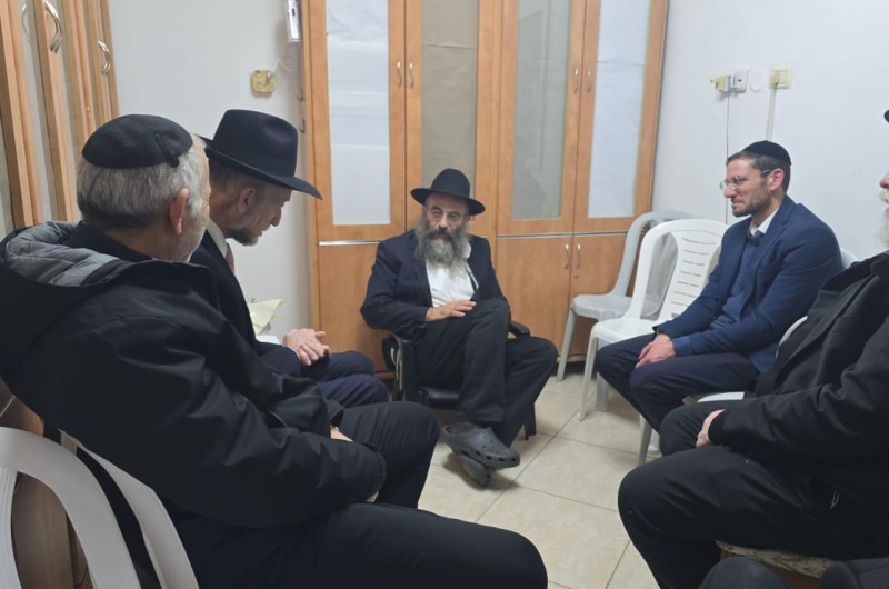 חבר הכנסת אורי מקלב מיהדות התורה בניחום אבלים אצל משפחת שנור, היושבת 'שבעה' על אביהם העסקן החב