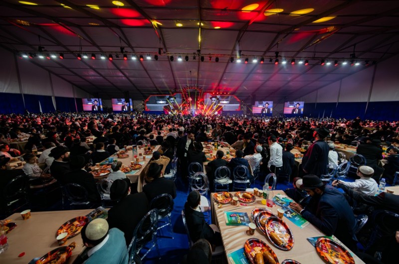 אלפי חיילי צבאות ה' ואבותיהם בהתוועדות תפילה מרוממת