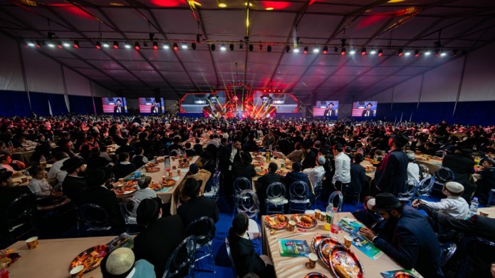 אלפי חיילי צבאות ה' ואבותיהם בהתוועדות תפילה מרוממת