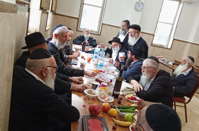 זקני כפר חב''ד התוועדו בכולל 'בית מנחם' לכבוד י' שבט, עם משפיע הכולל הרב יעקב לרנר | מנהל הכולל הרב משה הורביץ סיפר שבימים אלה ענערכים להרחבת הכולל בשיעורים ובכמות הלומדים בע'זרת השם