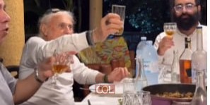 שלוחים סטורי אוגנדה: חברי הקהילה הגיעו לשיעור השבועי 