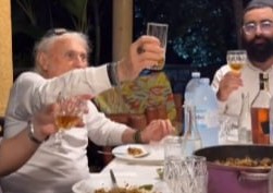 שלוחים סטורי אוגנדה: חברי הקהילה הגיעו לשיעור השבועי 