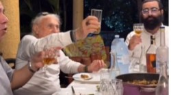 שלוחים סטורי אוגנדה: חברי הקהילה הגיעו לשיעור השבועי 