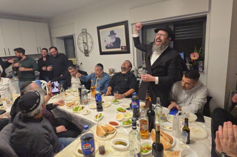 צמרת עיתונאי ישראל ויועצי נתניהו בהתוועדות יו״ד שבט