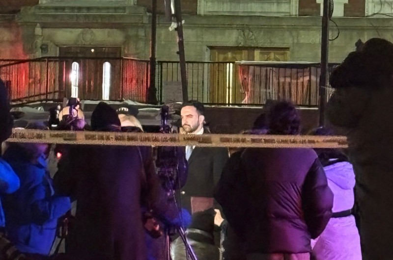 מיהר לקראון הייטס: ראש העיר ניו יורק זוהאן ממדאני מגיע אל מסיבת העיתונאים בחזית 770, בה הצהיר מול התקשורת שהוא מגנה כל ניסיון פיגוע בקהילה היהודית ובחסידי חב