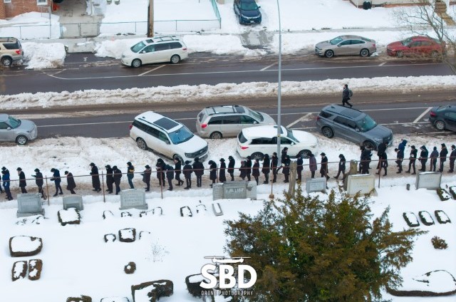 תיעוד מרהיב: המונים ממתינים בשלג להיכנס לאוהל בי' שבט