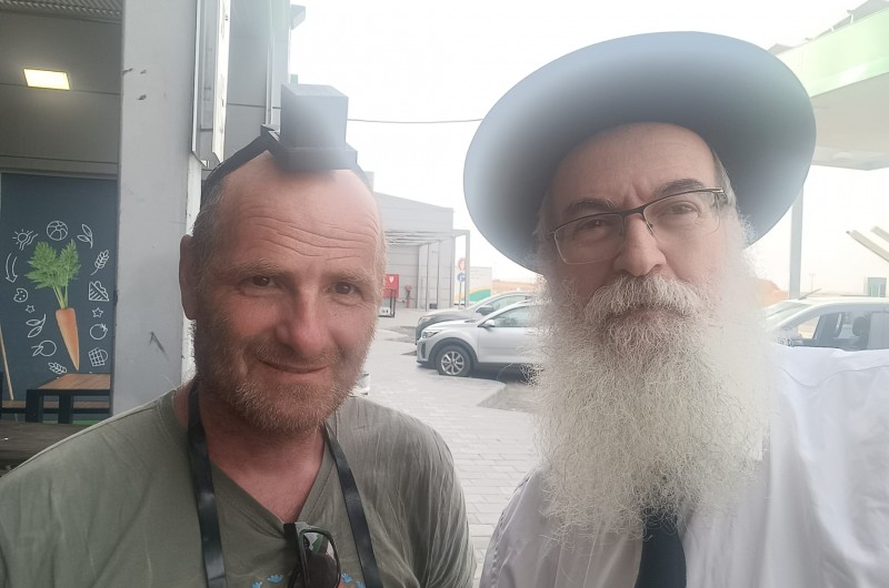 אספתי טרמפ השבוע מאילת; זה הנושא הנפיץ שעליו דיברנו בדרך