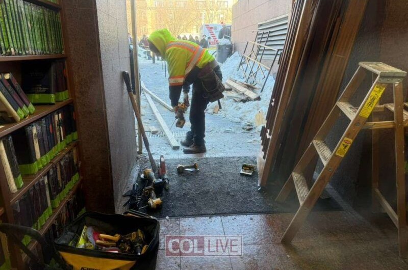 מחזירים את השגרה במהירות: שעות לאחר ניסיון הפריצה, אנשי מקצוע הוזמנו לתקן את הנזקים בדלתות של הכניסה האחורית ל-'בית חיינו' 770 שבניו יורק, להרגשת הביטחון האישי של אנ