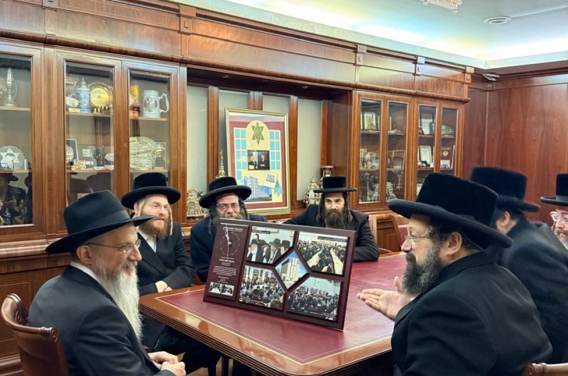 רבני ומנהלי מוסדות 'מעייני ישראל' וישיבת 'המאור שבתורה' מארץ-ישראל, העניקו שי הוקרה לרבה של רוסיה - השליח הרב בערל לאזאר, על תמיכתו ועידודו במוסדות הפרוסים בארה