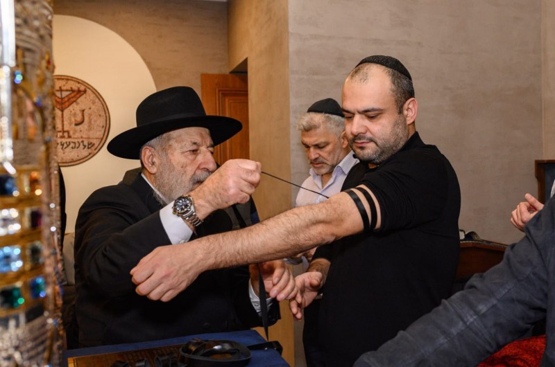 מבצע תפילין לפני המעמד: הקהילה היהודית בעיר קיסלובודסק שברוסיה, חגגה בהכנסת ספר תורה לבית הכנסת המחודש, יחד עם שליח הרבי ורב העיר, הרב עקיבא חודינטוב