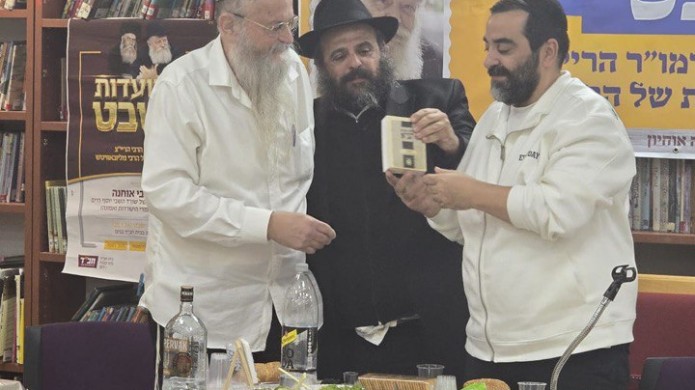 אביו של שורד השבי ריגש בהתוועדות בניצן וקיבל מתנה מיוחדת