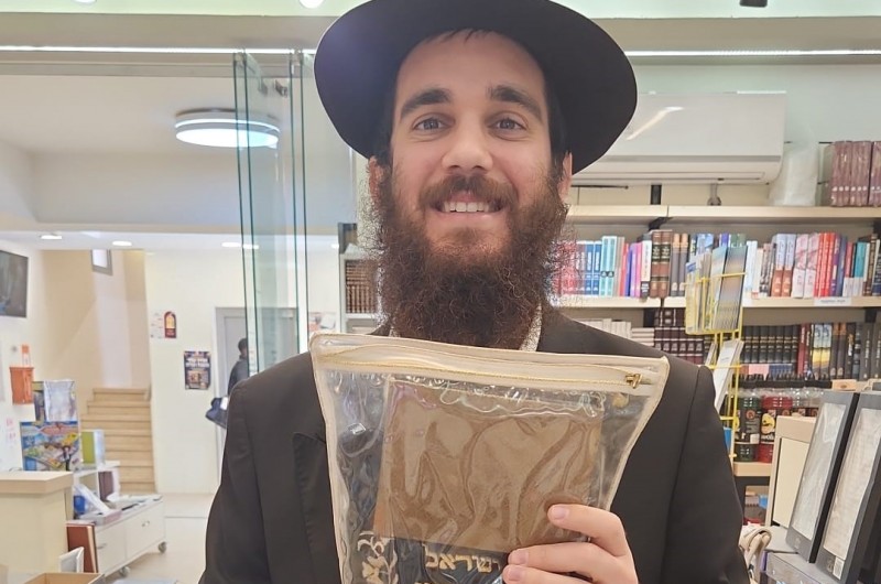 שליח הרבי החזיר תפילין לנער בר-מצווה 24 שנה אחרי שאבדו