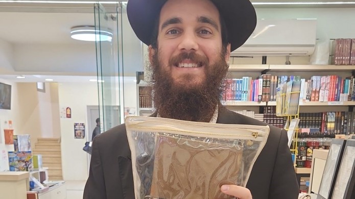 שליח הרבי החזיר תפילין לנער בר-מצווה 24 שנה אחרי שאבדו
