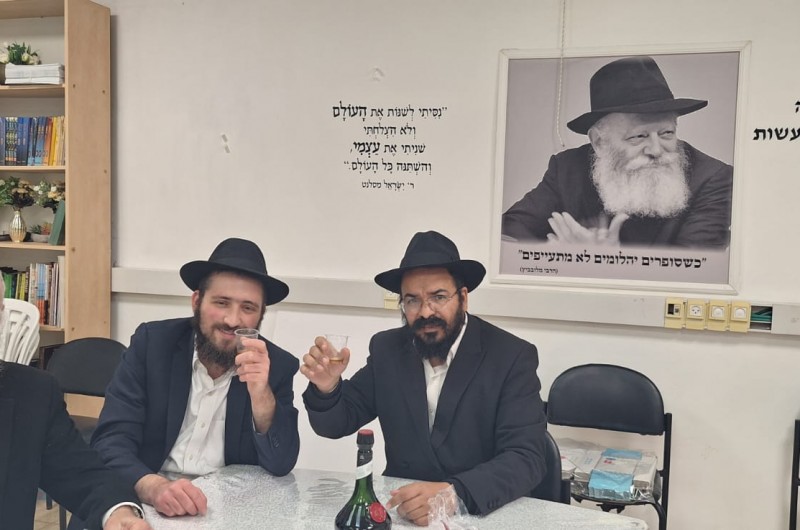 משפחת הרב מנחם מענדל ודבורה חיימסון יוצאים לשליחות ביישובי חבר בגלבוע • 