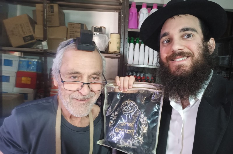 בדרכו להחזיר את האבידה שתוחזר לבעלים לאחר 24 שנה: שליח הרבי בנחל-בקע בבאר שבע הרב מענדי יצחקי, מזכה יהודים שסירבו תחילה להפשיל שרוול ושמעו על הסיפור המיוחד - במצוות תפילין