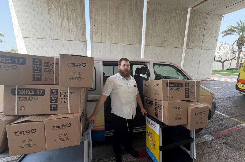 נערכים לחג החירות כבר מט״ו בשבט: שליח הרבי במרכז הרפואי ׳וולפסון׳ בחולון הרב שמחה לנדאו עם ארגזי עשרות ק״ג מצה שמורה, שיחולקו בכל המחלקות למאושפזים ואנשי צוות במהלך חג הפסח 