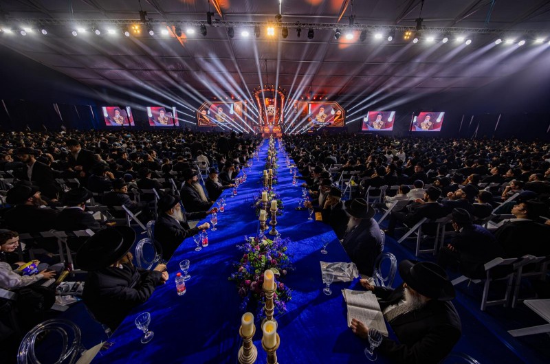 תמונות ראשונות: אלפי חסידים מכל רחבי הארץ גודשים את האנגר הענק שהוקם בכפר חב