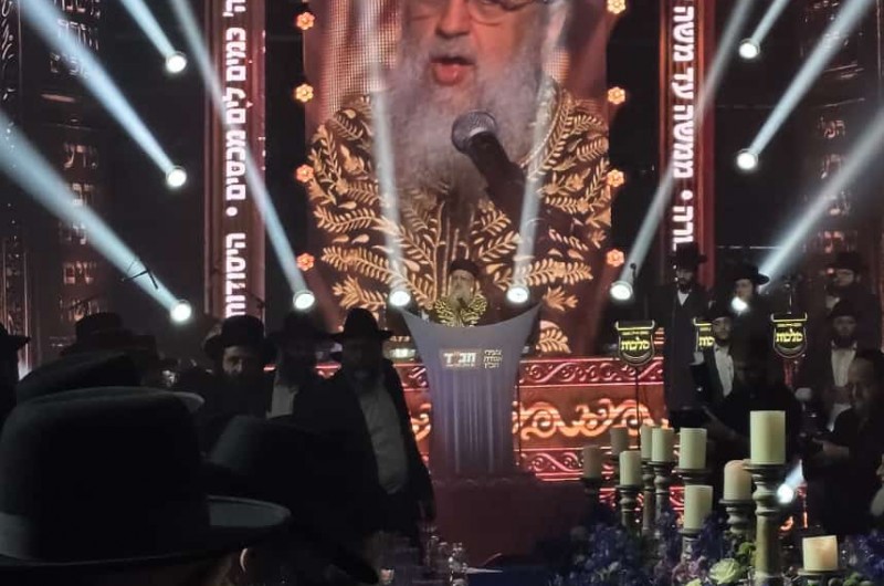 הראשון לציון והרב הראשי לישראל הרב דוד יוסף נושא דברים ועורך את ה'סיום' במעמד המרכזי של סיום הרמב