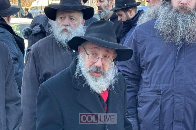 בדרכה אל הקבורה בבית העלמין מונטיפיורי בקווינס: שליח הרבי בבולוניה ובפירנצה שבאיטליה - הרב אליהו דוד בורנשטיין, מלווה יחד עם אנ