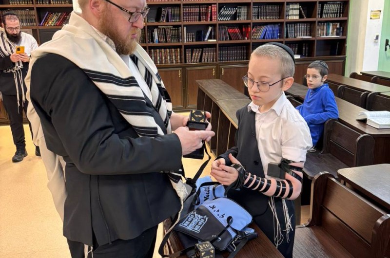 60 יום קודם הבר-מצווה: התחלת הנחת תפילין לבן הרב ברוך אייזמן, מאנ