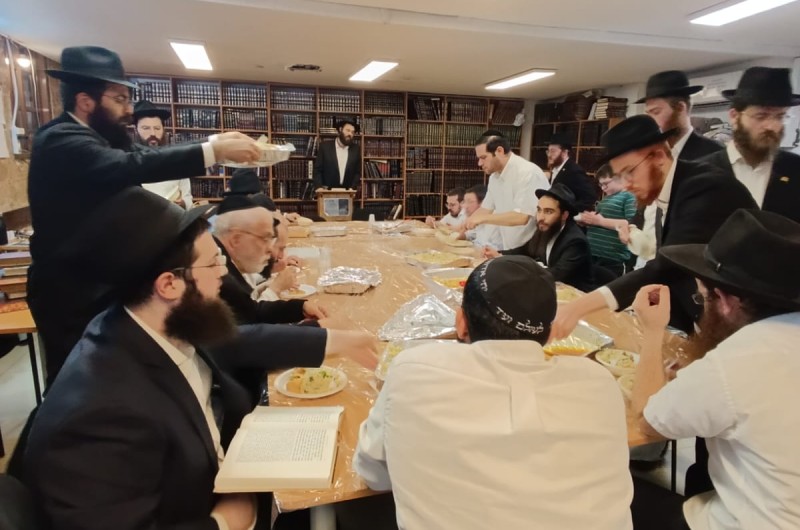 בכולל 'רני שמחי בת ציון' בפתח תקווה, בראשות הרב חיים הלל רסקין, נערך מעמד חגיגת סיום הרמב