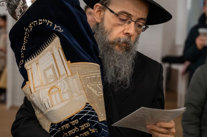 'עץ חיים היא': השליח הראשי של הרבי להונגריה שבאירופה - הרב ברוך אוברלנדר, עם ספר התורה החדש שנכנס לישיבת חב