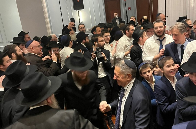 הנגיד ראהר רקד עם השלוחים בחתונת נכד הרב קוטלרסקי