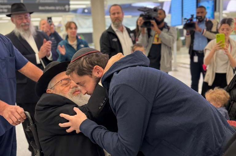 השליח הראשי לטקסס הרב שמעון לזרוב, מקבל בחיבוק את נכדו, התמים לייבל לזרוב שנפצע קשה בפיגוע בנר ראשון של חנוכה בסידני שבאוסטרליה, וחזר לביתו לאחר השיקום 