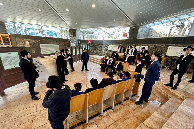 הכי קרוב למקור: תלמידי הישיבה החב