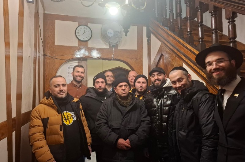 אספו 4 דולרים מהרבי: המסע של קהילת בית חב