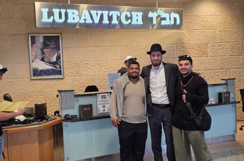 שורד השבי יוסף חיים אוחנה וחברו ניצול הטבח בנובה דניאל שרעבי - בדוכן חב