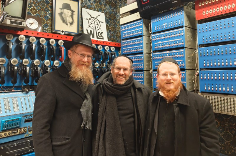 הזמר אהרון רזאל מבקר ב-770 יחד עם שליח הרבי לאלבניה - הרב יואל קפלן, שהביאו לחצרות קודשנו שבניו יורק