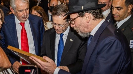 השליק העניק להרצוג שטר 5 דולר שקיבל מהרבי בכ