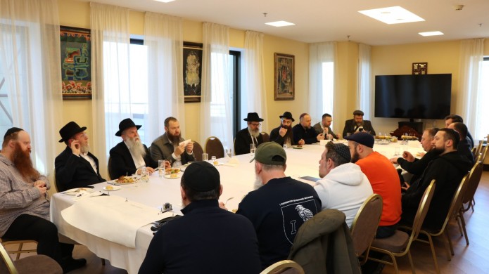 דנייפר: החלו בכתיבת ספר תורה שייכנס לבית חב״ד סאפה, ויאטנם